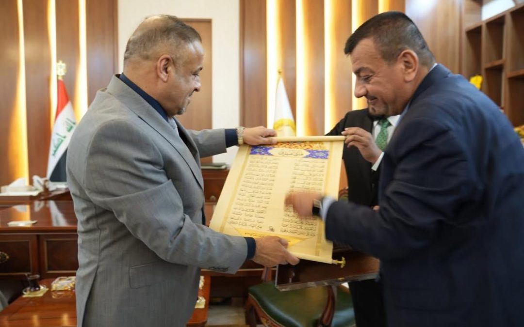 محافظ صلاح الدين يستقبل الخطاط طارق الآلوسي ويثمّن مبادرته بإهداء نسخة مخطوطة من القرآن الكريم