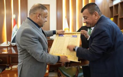 محافظ صلاح الدين يستقبل الخطاط طارق الآلوسي ويثمّن مبادرته بإهداء نسخة مخطوطة من القرآن الكريم