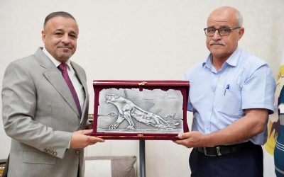 محافظ صلاح الدين يتسلّم الهدية الرمزية لمحافظة نينوى خلال زيارة تنسيقية