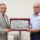 محافظ صلاح الدين يتسلّم الهدية الرمزية لمحافظة نينوى خلال زيارة تنسيقية