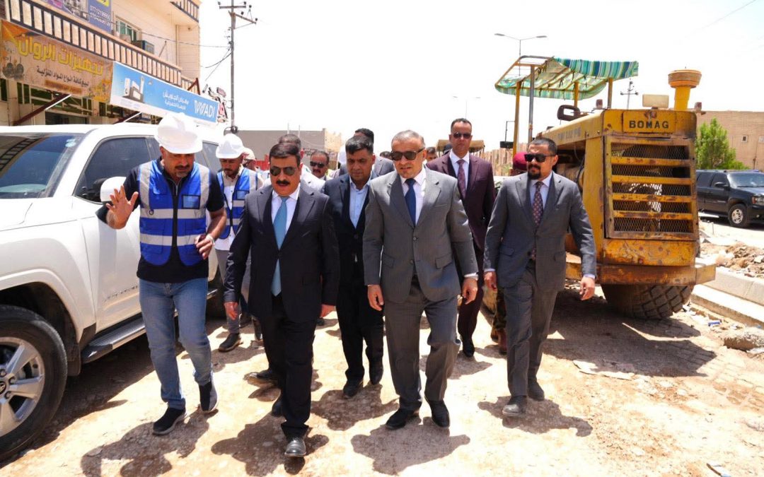 محافظ صلاح الدين ورئيس صندوق الإعمار يتفقدان أعمال تطوير شبكة شوارع حي القادسية في تكريت