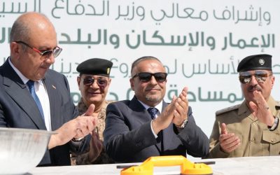 محافظ صلاح الدين ووزير الدفاع ورئيس مجلس المحافظة يضعان حجر الأساس لمشروع مدينة العلا السكنية في قضاء تكريت.